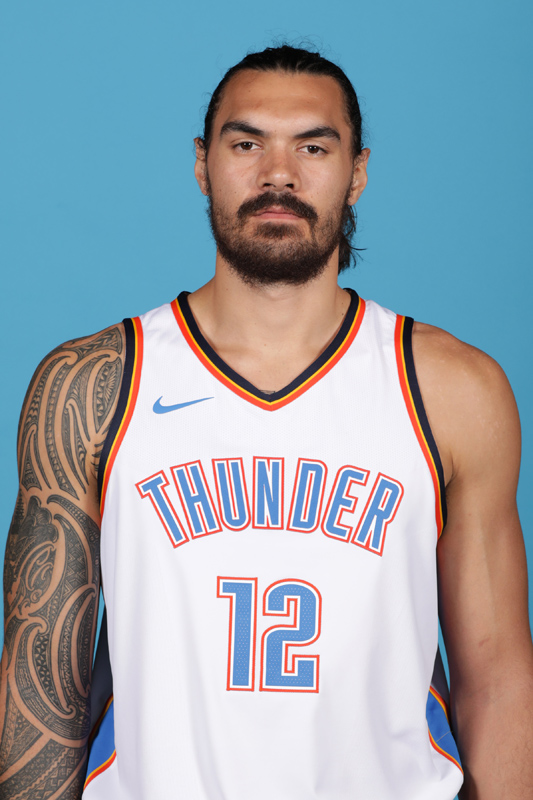 C罗挑战机器人守门员，射门频频被挡出，最后抓住漏洞进球